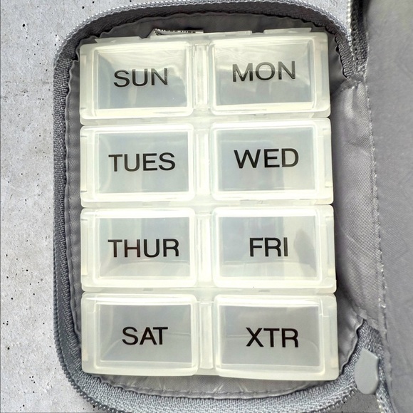 Vera Bradley Travel Pill Case – Carbon Gray Quilted NEW with tags - Picture 3 of 6